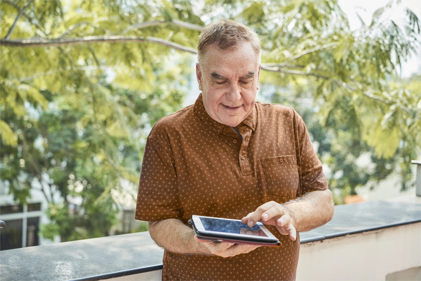 Hombre mayor utilizando una tablet, promoviendo el acceso a la tecnología