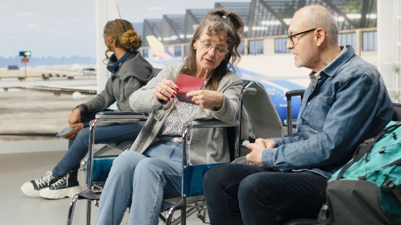El Parlamento Europeo aprueba que los acompañantes de personas con discapacidad puedan viajar gratis en avión